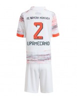 Otroške Nogometnih dresov Bayern Munich Dayot Upamecano #2 Gostujoči 2025-26 Kratki rokavi (+ hlače)